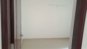 Room in 3.5 BHK Apartment at Gomti Nagar – for Sale