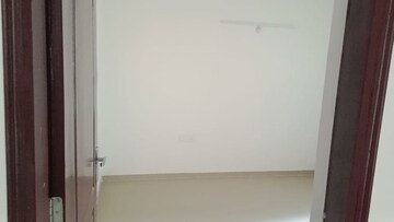Room in 3.5 BHK Apartment at Gomti Nagar – for Sale