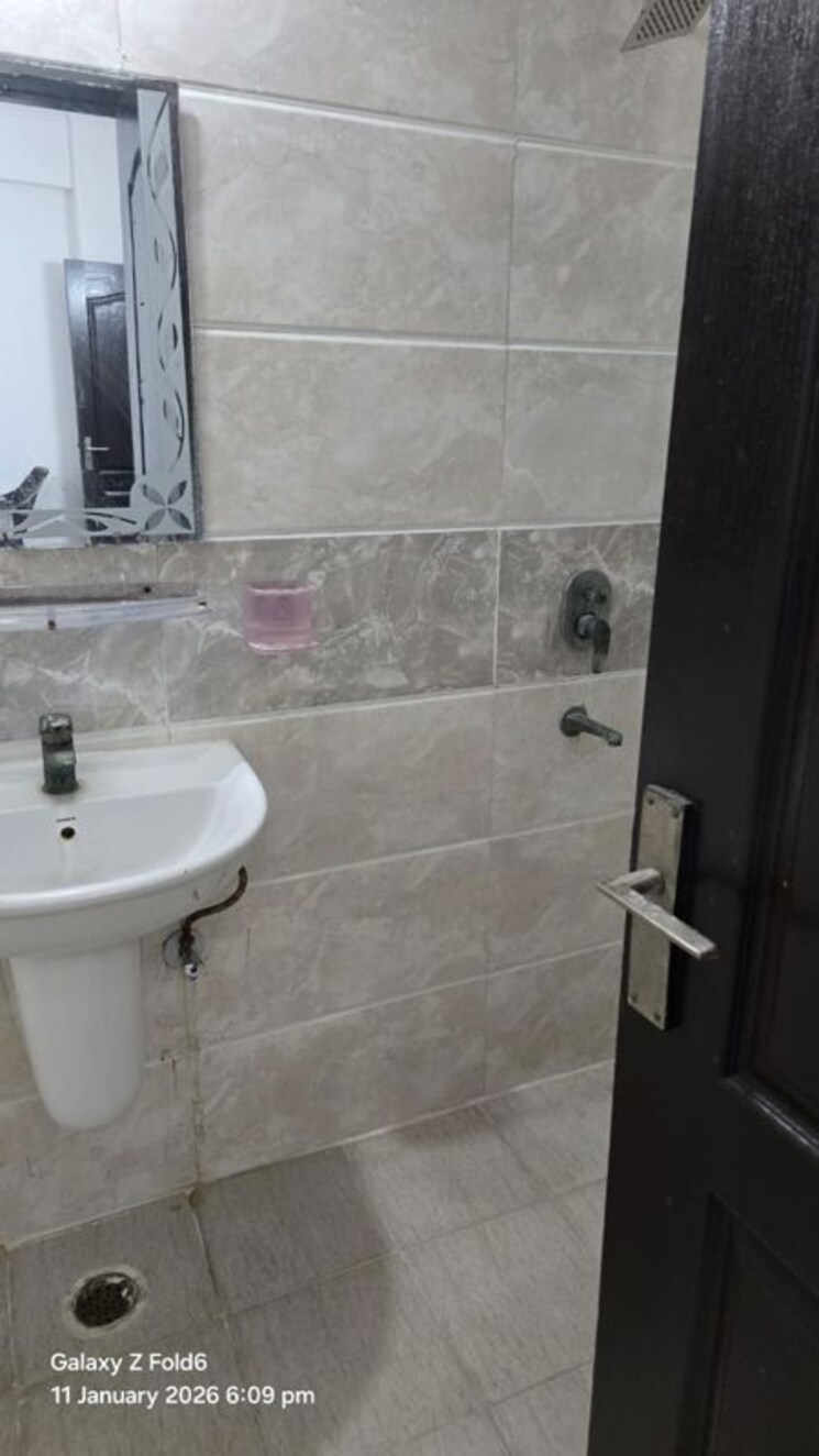 Bathroom, amrapali-princely-estate 2.5 Bedroom 1000 Sq.Ft. Apartment In Sector 76 Noida 9794854