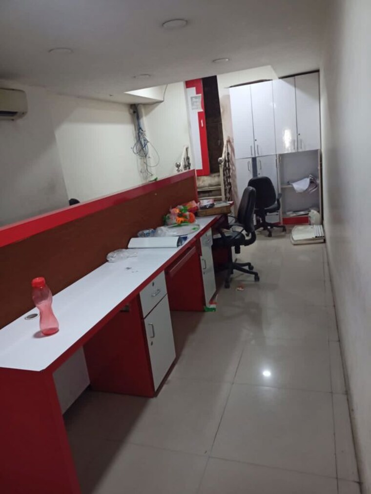 Team Area, hazratganj Commercial Office Space 600 Sq.Ft. In Hazratganj Lucknow 9794878