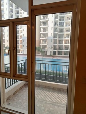 Room in 3 BHK Apartment at Omaxe Waterscapes, Gomti Nagar – for Rent