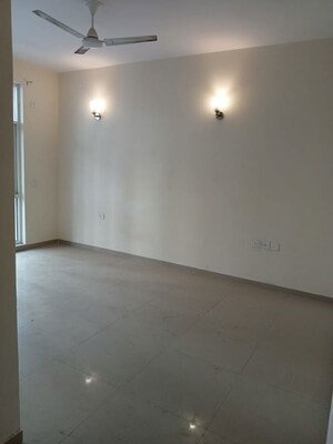 Room in 3 BHK Apartment at Omaxe Waterscapes, Gomti Nagar – for Rent