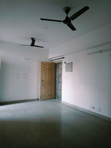 Room in 3 BHK Apartment at Supertech Cape Town, Sector 74 – for Rent