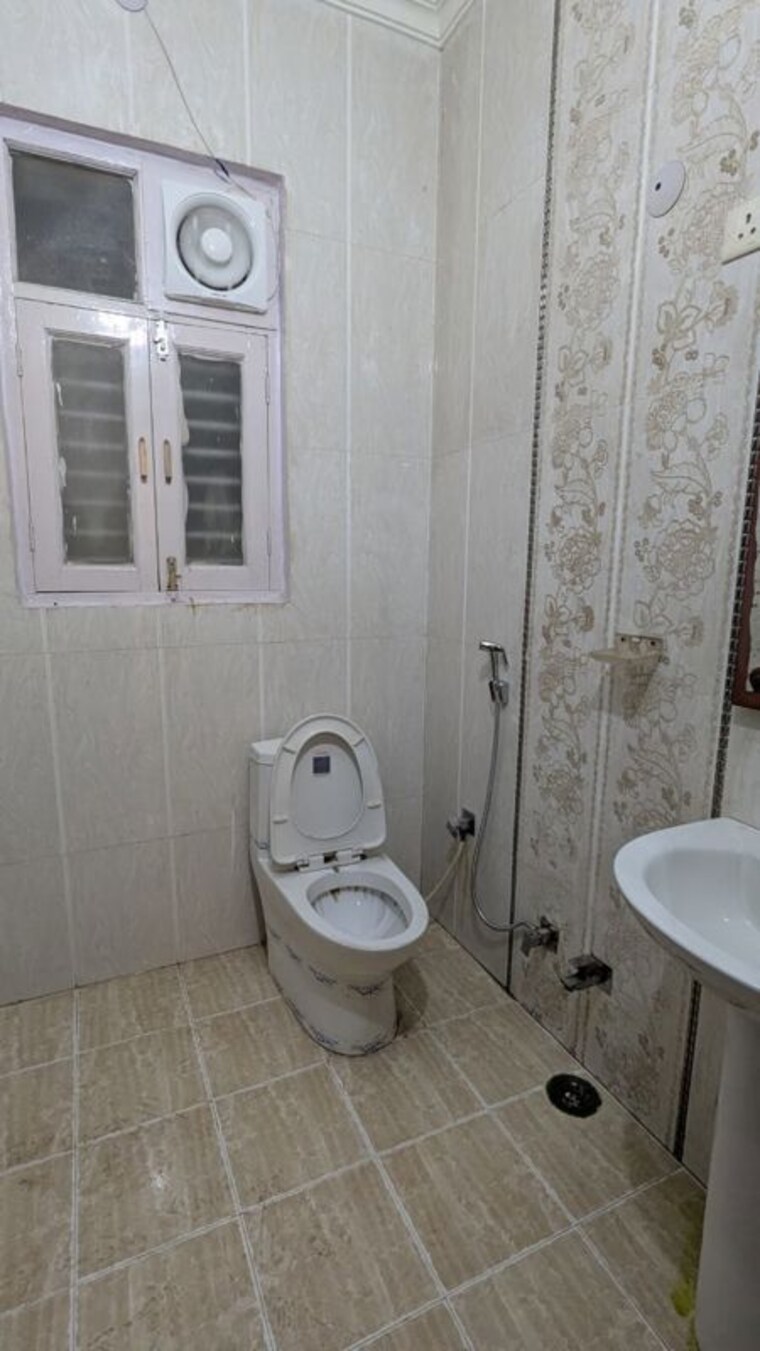 Bathroom, sector 21d 4 Bedroom 3208 Sq.Ft. Builder Floor In Sector 21d Faridabad 9795052