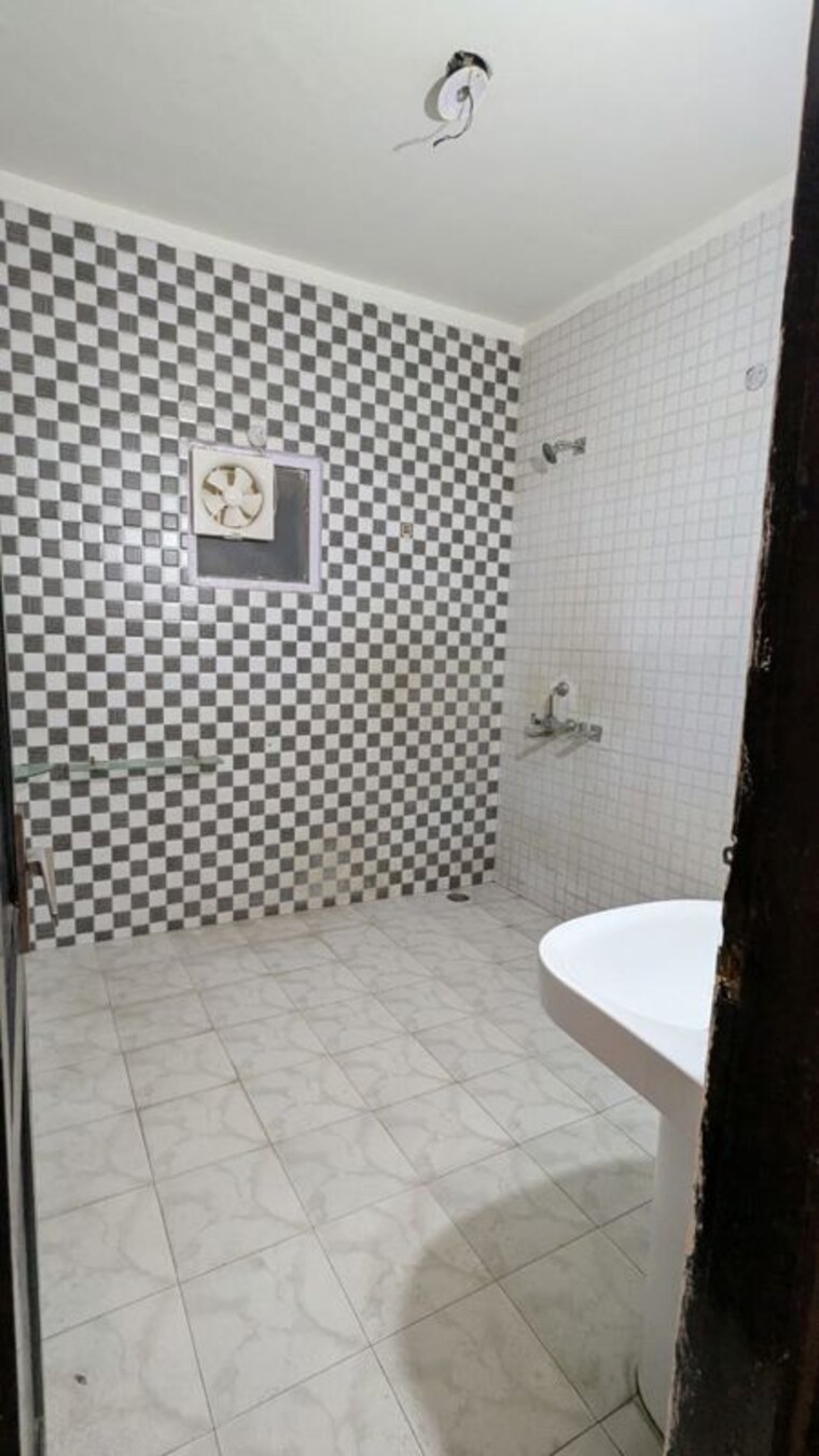 Bathroom, sector 21d 4 Bedroom 3208 Sq.Ft. Builder Floor In Sector 21d Faridabad 9795052