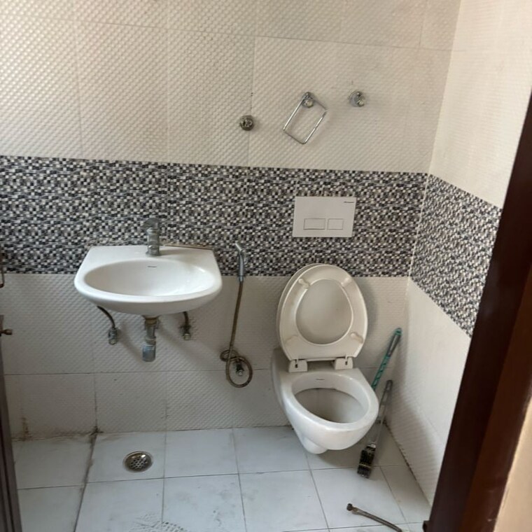 Bathroom, sector 1 wave city 3.5 Bedroom 1556 Sq.Ft. Builder Floor In Sector 1 Wave City Ghaziabad 9795023