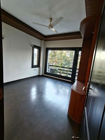 Room in 3 BHK Builder Floor at Vasant Vihar – for Rent