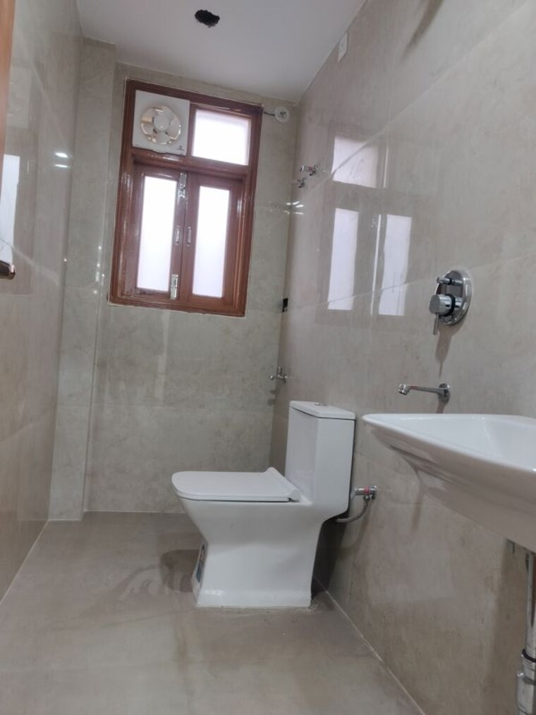 Bathroom, vasant kunj 3 Bedroom 1700 Sq.Ft. Apartment In Vasant Kunj Delhi 9795288