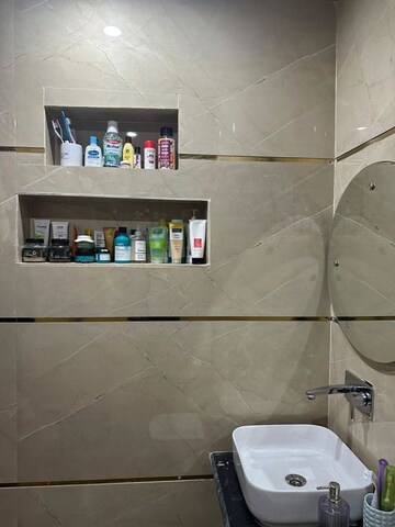 Furnished Amenities in 2.5 BHK Builder Floor at Sushant Lok ii – for Rent