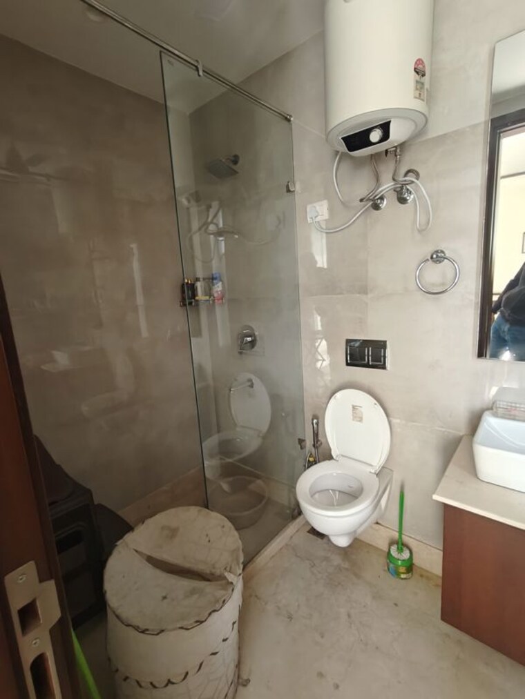Bathroom, east of kailash 3 Bedroom 1150 Sq.Ft. Builder Floor In East Of Kailash Delhi 9795364