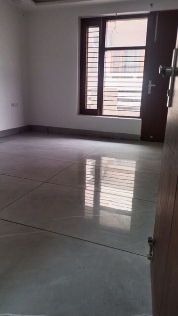 Room in 3 BHK Builder Floor at Uday Arden 45, Sector 45 – for Rent
