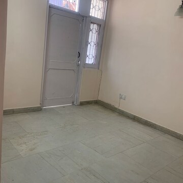 Room in 3.5 BHK Apartment at Katwaria Sarai – for Rent