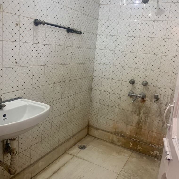 Bathroom, katwaria sarai 3.5 Bedroom 1600 Sq.Ft. Apartment In Katwaria Sarai Delhi 9795394