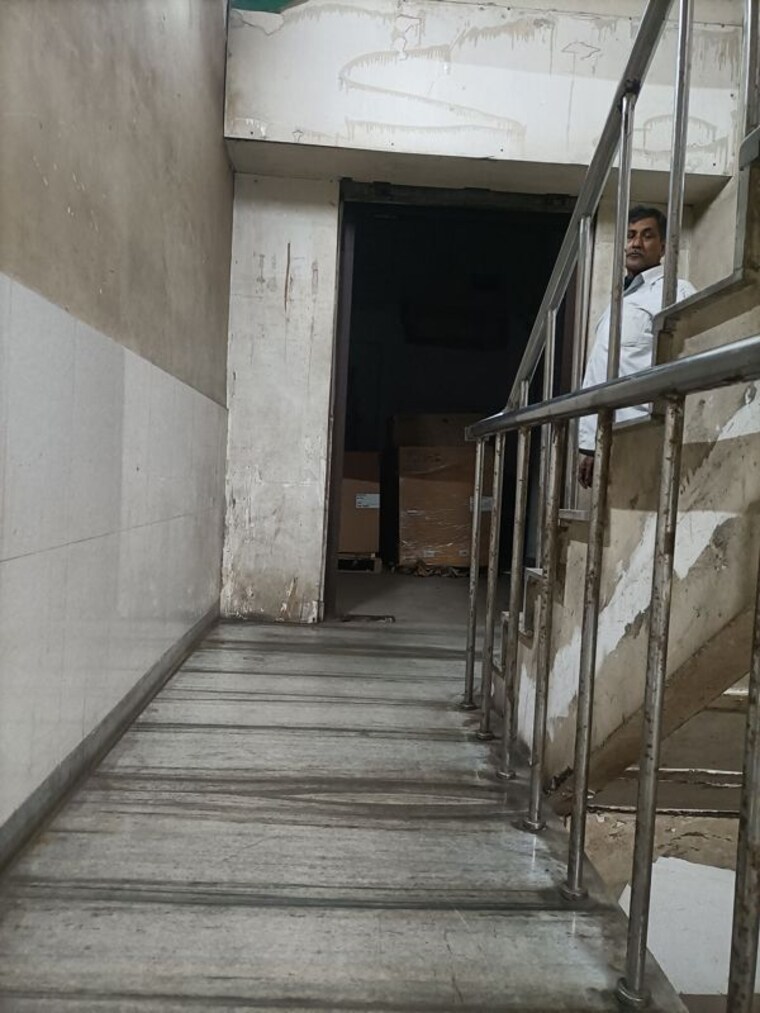 Balcony, park circus Commercial Office Space 2000 Sq.Ft. In Park Circus Kolkata 9795376