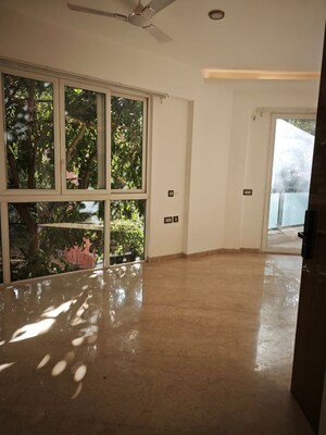 Parking in 4 BHK Builder Floor at DLF Building 10, Dlf Phase ii – for Rent