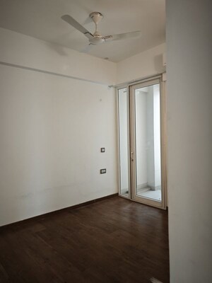 Room in 4 BHK Builder Floor at DLF Building 10, Dlf Phase ii – for Rent