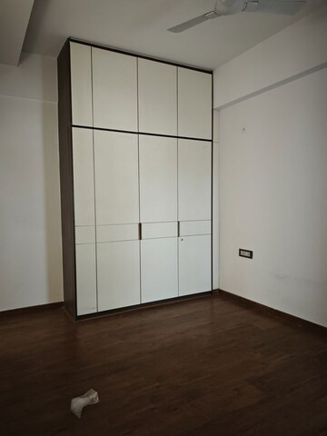 Room in 4 BHK Builder Floor at DLF Building 10, Dlf Phase ii – for Rent