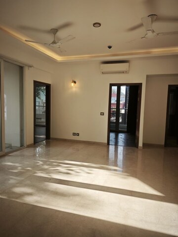 Room in 4 BHK Builder Floor at DLF Building 10, Dlf Phase ii – for Rent