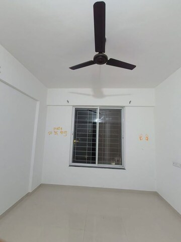 Room in 2 BHK Apartment at Vardhaman Township, Hadapsar – for Rent