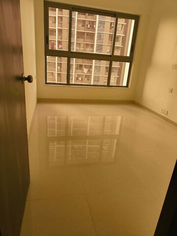 Room in 2 BHK Apartment at Kalpataru Paramount, Kapur Bawdi – for Rent