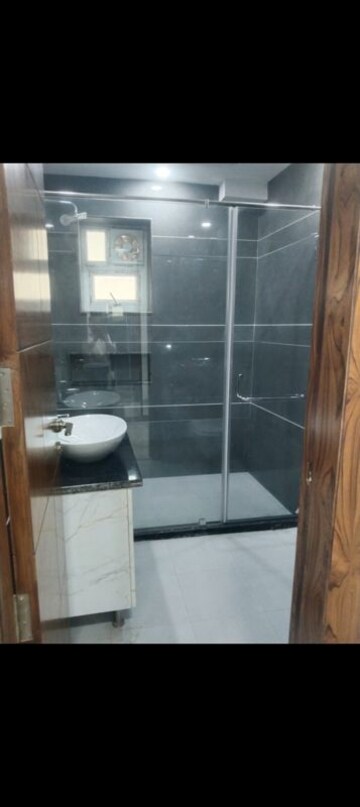 Bathroom in 3.5 BHK Builder Floor at Jadhunath Enclave, Sector 29 – for Rent