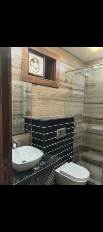 Bathroom in 3.5 BHK Builder Floor at Jadhunath Enclave, Sector 29 – for Rent