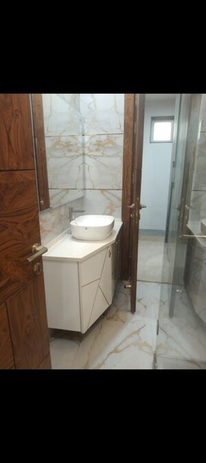 Bathroom in 3.5 BHK Builder Floor at Jadhunath Enclave, Sector 29 – for Rent