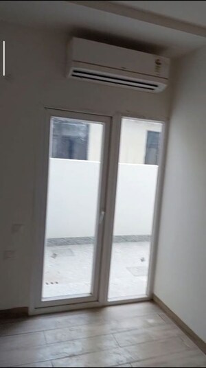 Room in 2.5 BHK Apartment at Wave City, Wave City – for Sale