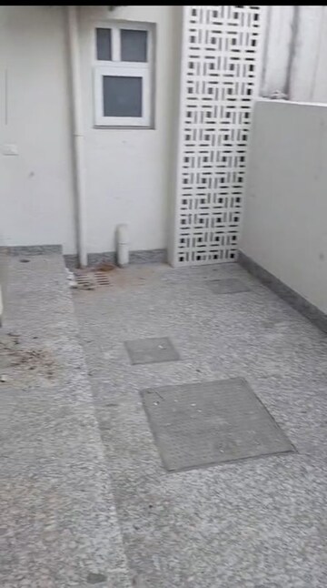 Room in 2.5 BHK Apartment at Wave City, Wave City – for Sale