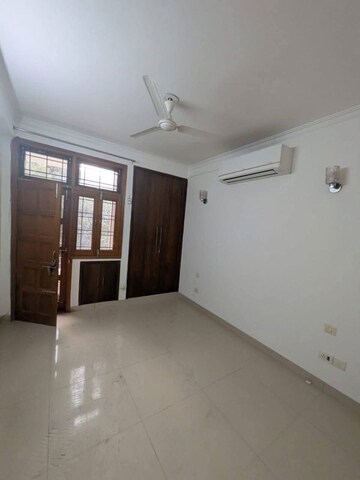 Room in 3 BHK Apartment at Ansal Royal Residency, Sector 57 – for Rent