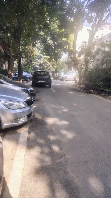 Parking in 3.5 BHK Villa at Unitech Deerwood Chase, Nirvana Country – for Rent