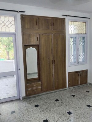 Room in 3 BHK Apartment at Sector 6 Dwarka – for Rent