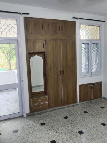 Room in 3 BHK Apartment at Sector 6 Dwarka – for Rent