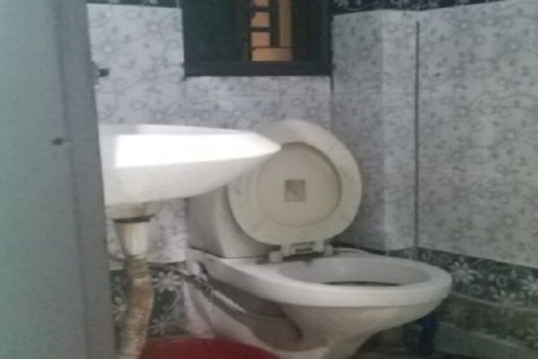 Bathroom, sector 62 1.5 Bedroom 650 Sq.Ft. Builder Floor In Sector 62 Noida 9796292