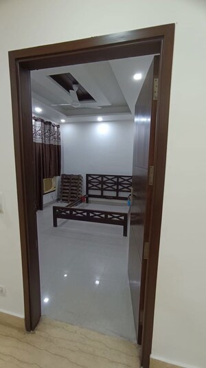 Room in 2 BHK Apartment at Unitech Heritage City, Sector 25 – for Rent