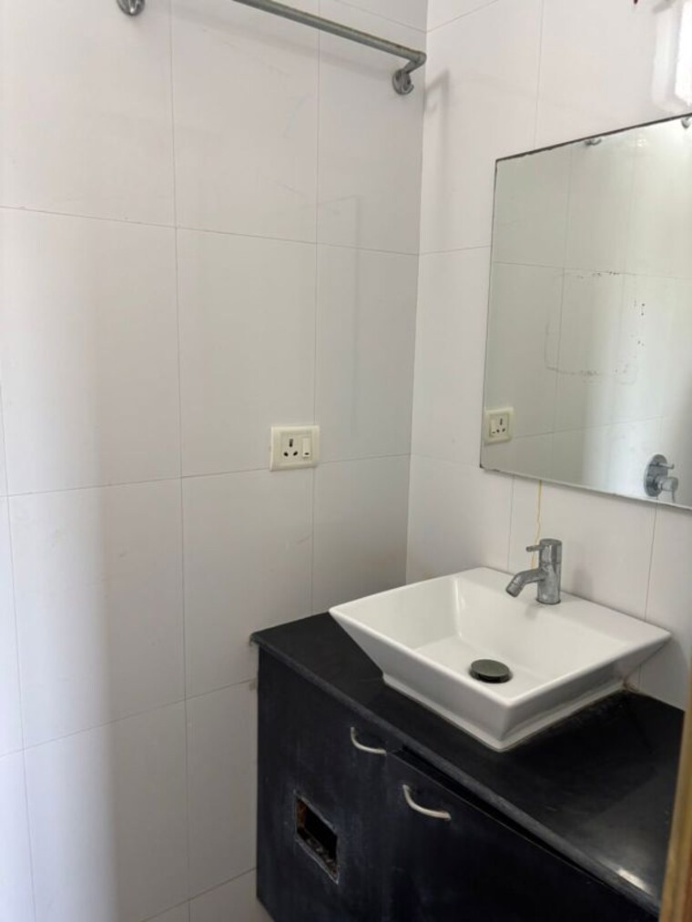 Bathroom, veena-tower 2 Bedroom 1032 Sq.Ft. Apartment In Colaba Mumbai 9796376