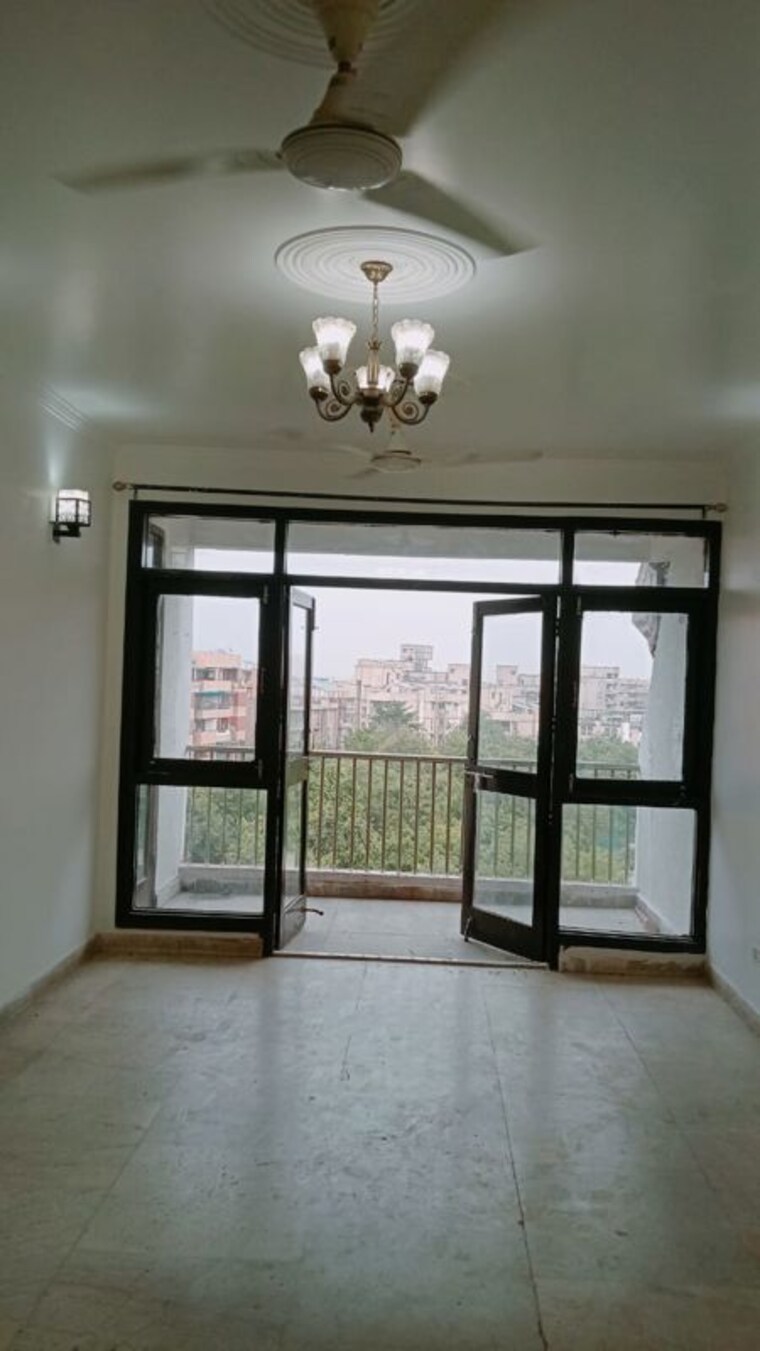 Room, sector 19 dwarka 3.5 Bedroom 1500 Sq.Ft. Apartment In Sector 19 Dwarka Delhi 9796834