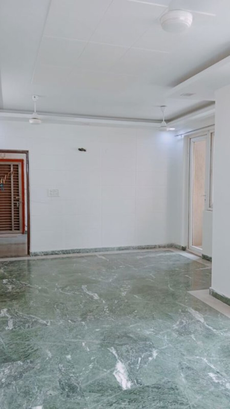 Room, sector 19 dwarka 3.5 Bedroom 1500 Sq.Ft. Apartment In Sector 19 Dwarka Delhi 9796834