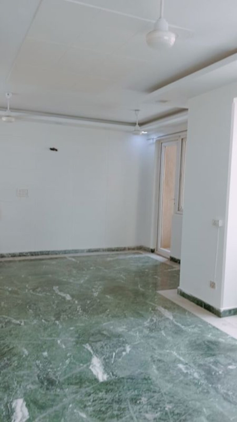 Room, sector 19 dwarka 3.5 Bedroom 1500 Sq.Ft. Apartment In Sector 19 Dwarka Delhi 9796834