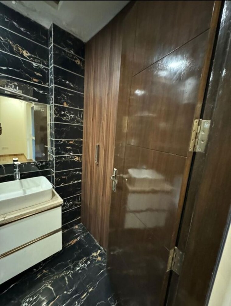 Attached Bathroom, dlf phase i 3 Bedroom 2100 Sq.Ft. Builder Floor In Dlf Phase I Gurgaon 9797007