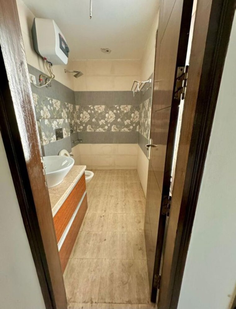 Bathroom, dlf phase i 3 Bedroom 2100 Sq.Ft. Builder Floor In Dlf Phase I Gurgaon 9797007