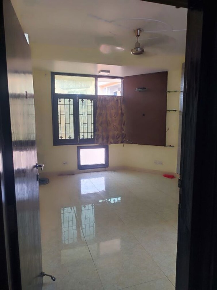 Room, sector 5 dwarka 3 Bedroom 1500 Sq.Ft. Apartment In Sector 5 Dwarka Delhi 9797012