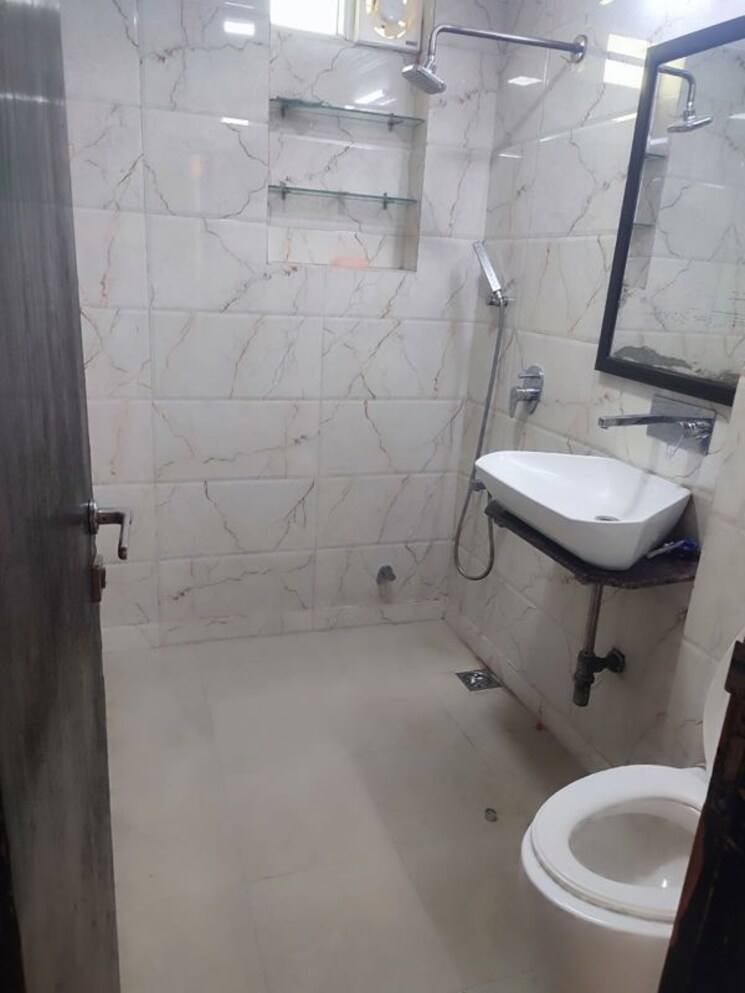 Bathroom, sector 5 dwarka 3 Bedroom 1500 Sq.Ft. Apartment In Sector 5 Dwarka Delhi 9797012