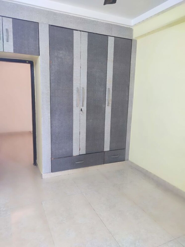 Room, sector 5 dwarka 3 Bedroom 1500 Sq.Ft. Apartment In Sector 5 Dwarka Delhi 9797012