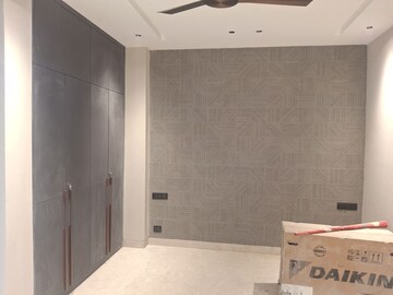 Room in 3 BHK Builder Floor at Dlf Phase I – for Sale