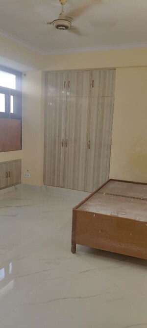 Room in 3 BHK Apartment at Sector 4 Dwarka – for Rent
