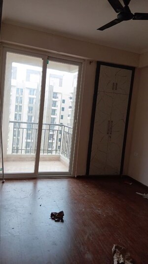 Room in 2.5 BHK Apartment at Amrapali Golf Homes, Sector 4 Greater Noida – for Rent