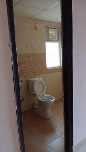 Bathroom in 2.5 BHK Apartment at Amrapali Golf Homes, Sector 4 Greater Noida – for Rent
