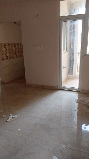 Room in 2.5 BHK Apartment at Amrapali Golf Homes, Sector 4 Greater Noida – for Rent