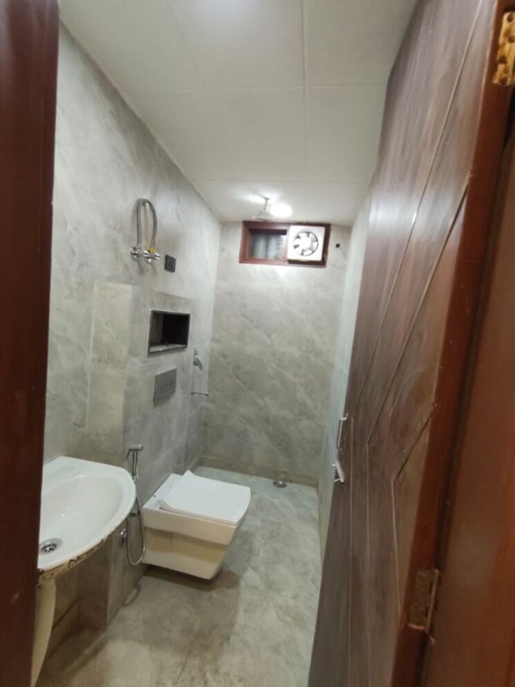 Bathroom, govindpuri 3 Bedroom 100 Sq.Yd. Builder Floor In Govindpuri Delhi 9797316